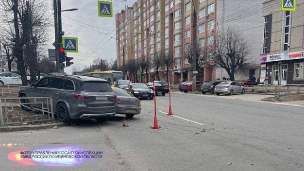 В Иванове столкнулись «Мерседес-Бенц» и «Рено»